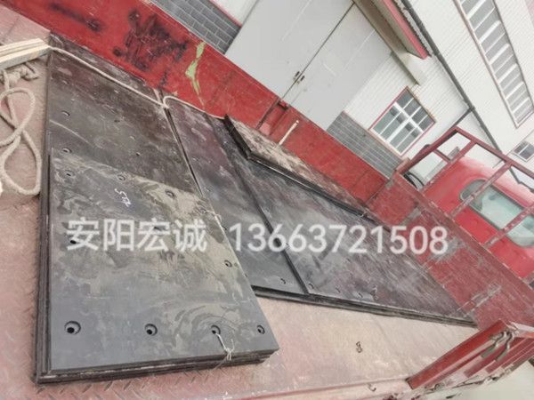 自卸車車底滑板發(fā)貨南寧，安陽宏誠自卸車車底滑板卸車沒煩惱！